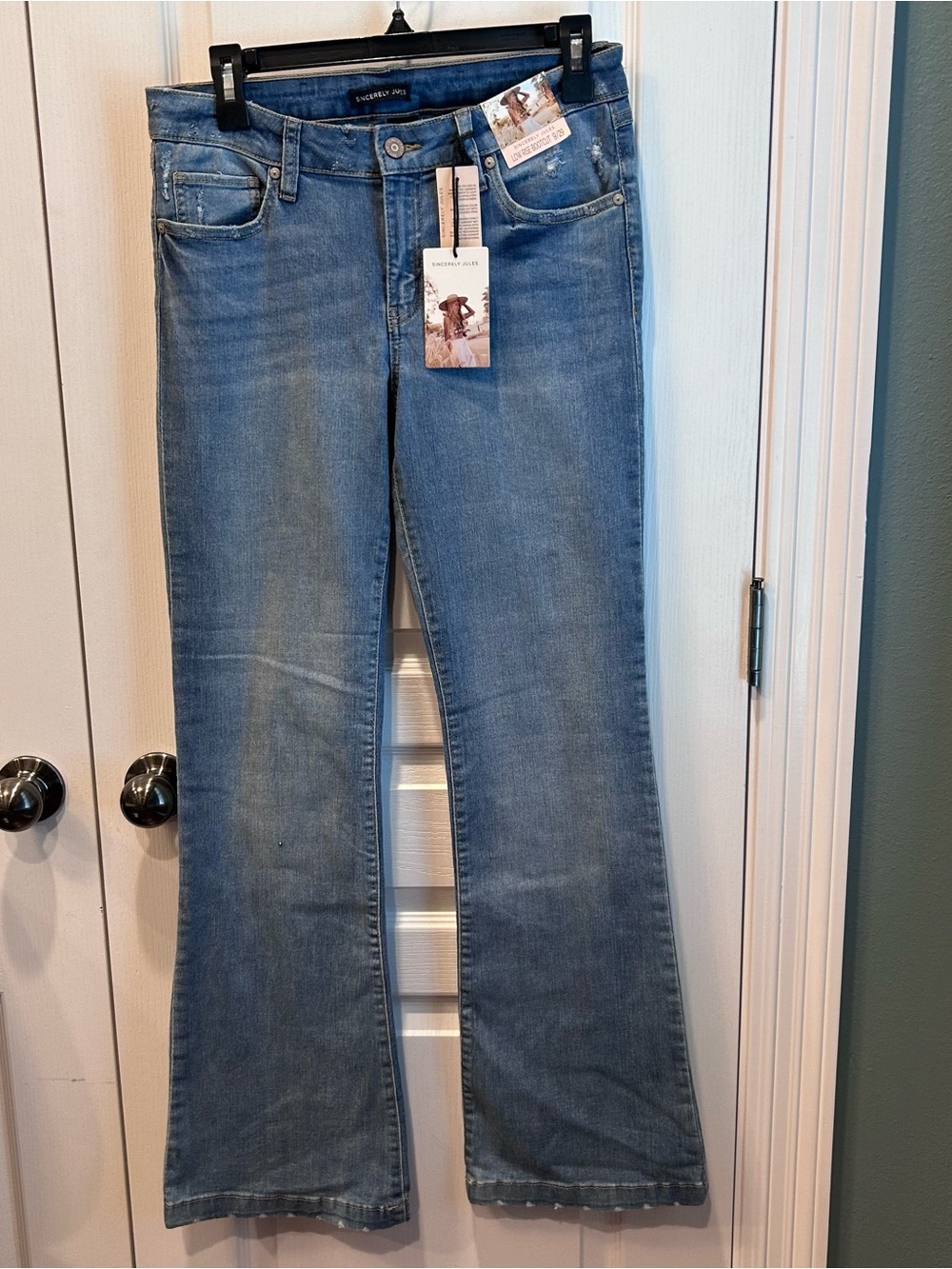 NWT Sincerely Jules Women’s Low Rise Bootcut Size 9/29 Med Wash Distressed Jeans